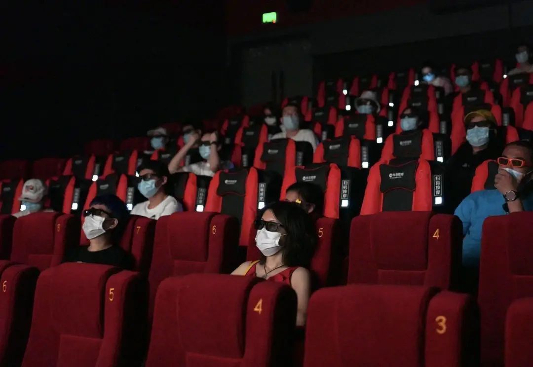 苹果市值突破 3 万亿美元 / 2021 中国电影总票房全球第一 / 三只松鼠回应「红领巾」广告争议
